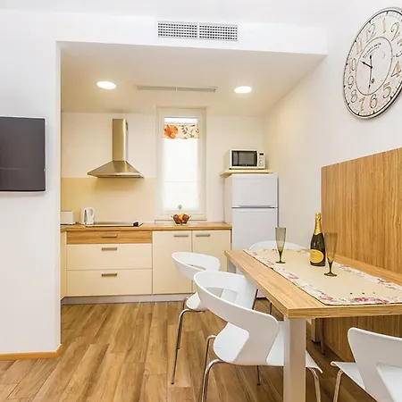 2 Bedroom Cozy In Apartment *