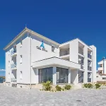 Lovely In With House Sea View Апартаменты