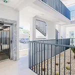 Lovely In With House Sea View Апартаменты